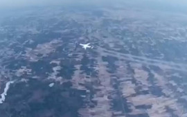 800 km/saat sürətlə uçan təyyarə metezondun kamerasına belə düşdü – VİDEO