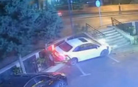 Qəzaya uğrayan maşın restoranın həyətinə düşdü 