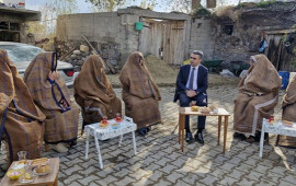 İdarə müdirinin görüşünə gələn qadınların geyimi müzakirə yaratdı 