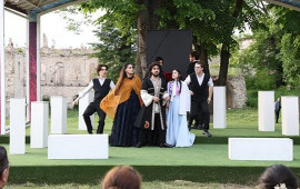 “Xarıbülbül” festivalı çərçivəsində Şuşada teatr tamaşası 