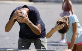 Bu &ouml;lkədə havanın temperaturu 50 dərəcəyə yaxındır