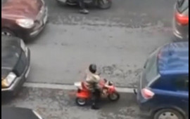 Yasamalda 45 yaşlı uşağın motosiklet sürdüyü görüntülər araşdırılır 