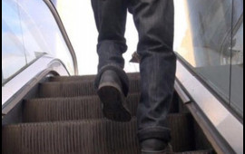 Bakıda yeraltı keçiddə eskalator QIRILDI: Xəsarət alanlar var