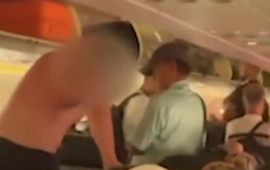 Sərnişin soyunub təyyarədən tullanmağa cəhd etdi 