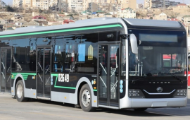Avtobusda gərgin anlar: kişi qızı qolundan tutub ÇÖLƏ ATDI  VİDEO