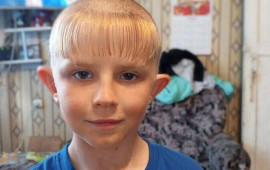 Rusiyada 2 gün axtarılan uşaq evdə divanın altında tapıldı