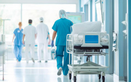 Qaxda avtomobil ağaca &ccedil;ırpıldı, s&uuml;r&uuml;c&uuml; &ouml;ld&uuml;