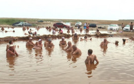 Bakıda "möcüzəli" göl  insanlar axın edir 