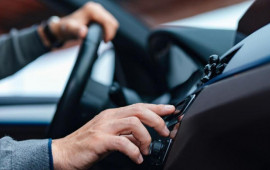 Bakıda avtomobil &ccedil;uxura d&uuml;şərək batdı  VİDEO