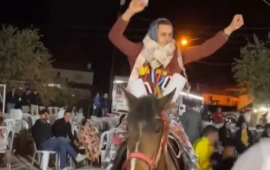 Bəyə qadın paltarı geyindirib, meydanda gəzdirdilər  Qeyriadi toy 