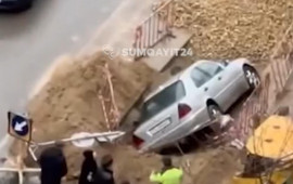 Sumqayıtda maşın qazıntı sahəsinə d&uuml;şd&uuml; 