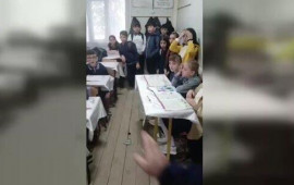 Bu məktəbdə şagirdlər dərsi ayaqüstə öyrənirlər  oturmağa yer yoxdur 