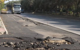 Bakıda yeni asfaltlanan yol ÇÖKDÜ 